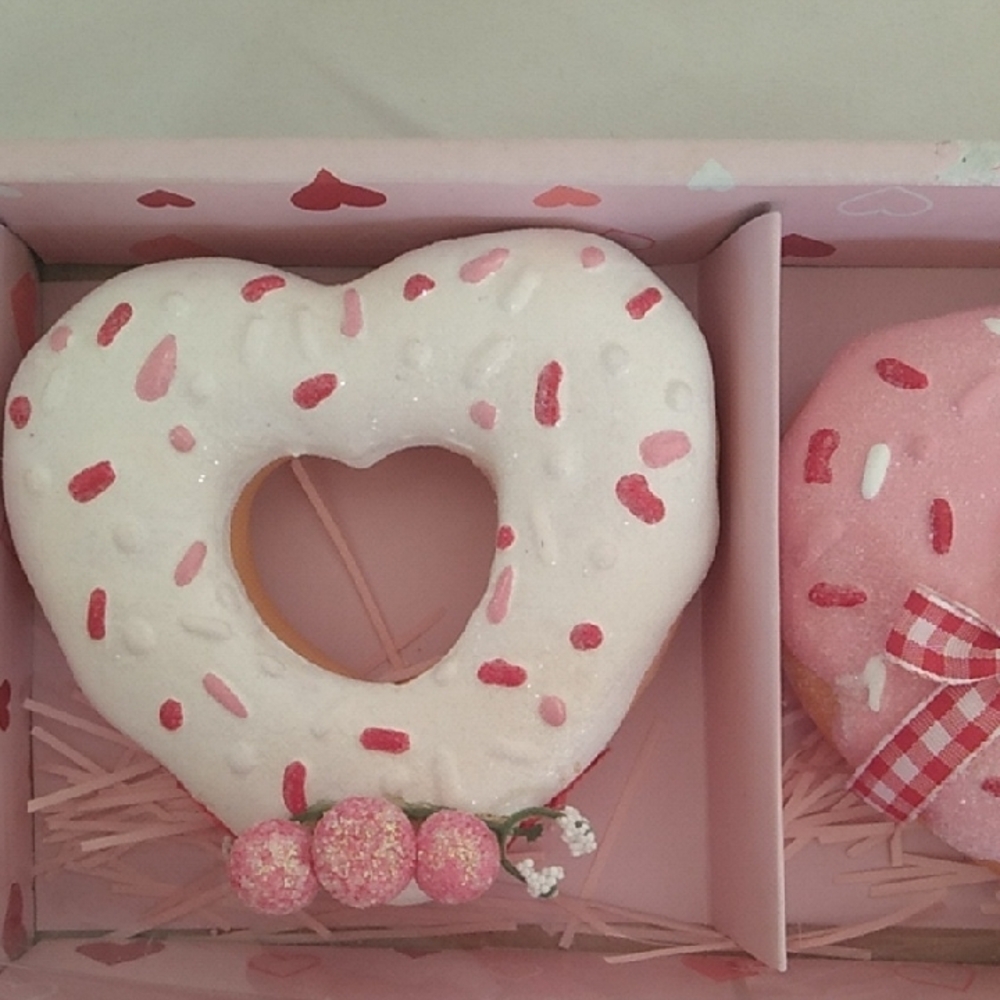 D- NWT Pink and White Heart-Shaped Resin Decor Set - Picture 5 of 9